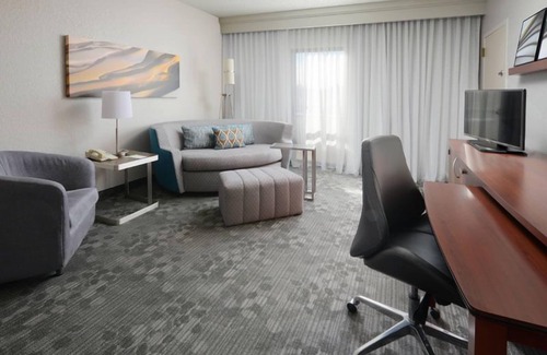 North Dallas Hotel | Better Choice for your Vacation! Pet-friendly 1BR Suite, Outdoor Swimming Pool!