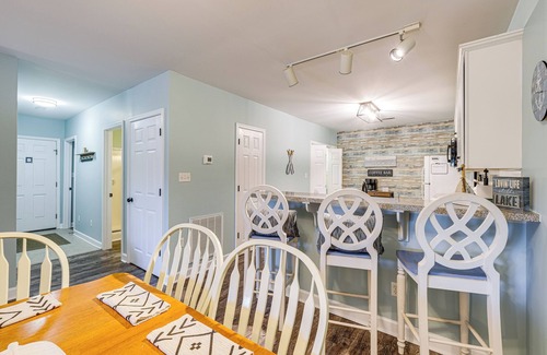 Huddleston Condo | 'Better Lake Than Never' Huddleston Condo