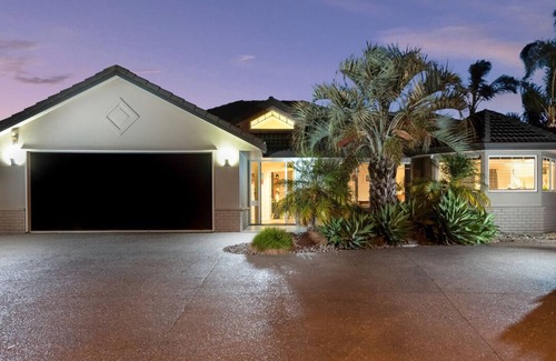 Papamoa Beach House | Better than a resort! Swimming pool, spa, pool-table. Walk to beach,shops,cafes.
