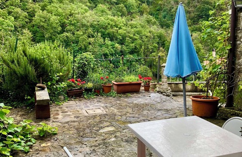 Lanciole Cottage | Between Lucca and Florence in a medieval castle in Tuscany