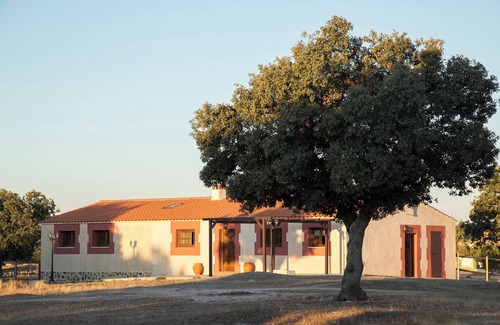 Cabanas de Sayago Cottage | Between oaks and open skies: rural house for 10 people 25 km from Zamora