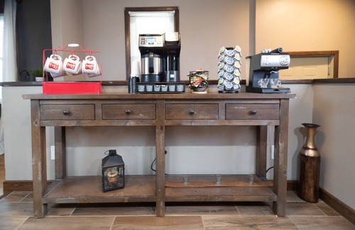 Dubuque House | Between Sundown & Chestnut Ski Resorts & 30 min from the Field of Dreams.