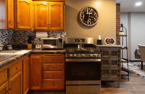 Dubuque House | Between Sundown & Chestnut Ski Resorts & 30 min from the Field of Dreams.