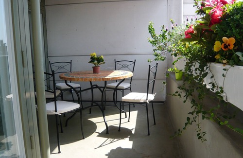 Charlottenburg Apartment | Between the opera and the palace, Luise apartment, subway and bus right next door