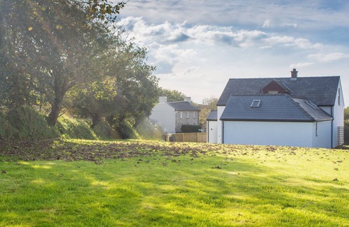 Haverfordwest Cottage | BEUDY GWYN COTTAGE. Pet Friendly. Large enclosed garden. Stunning Sea Views!