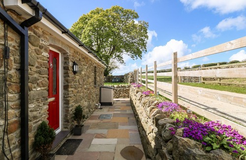 Llanerchymedd Cottage | BEUDY TYDDYN, family friendly, with hot tub in Llanerchymedd