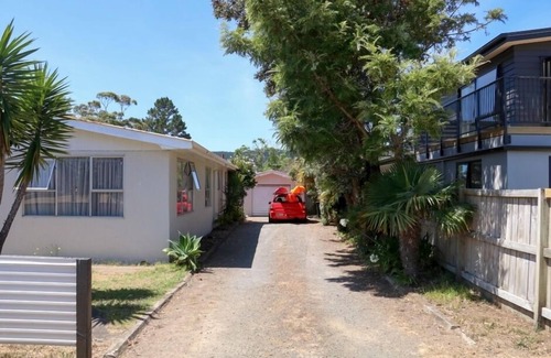 Whangamata House | Beverley Tce bach, tropical, funky and spacious.