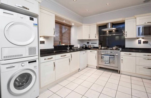 Milton Keynes House | Bewd House - Fast Wifi, SmartTV Balcony, Parking