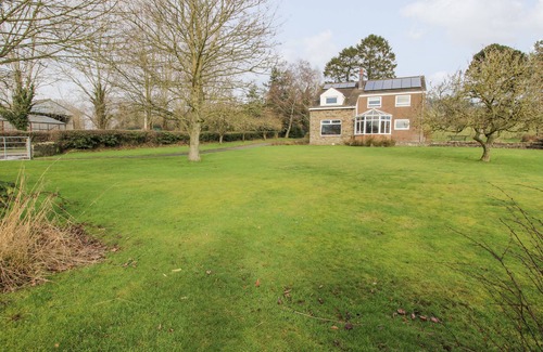 Newcastle-on-Clun Cottage | BICTON LEA, pet friendly, with hot tub in Clun