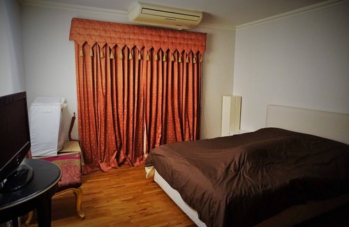 Ploenchit Apartment | Big 1Br 70sqm Bkk Central Unit W/Wifi, Swimming Pool, Gym And Kids Play Area