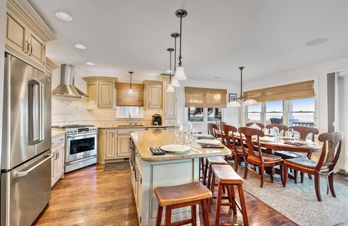 South End Condo | Big 5BR , 3Bth - 2000+ SF. Oceanfront, Elevator, Great Views, Huge beach!