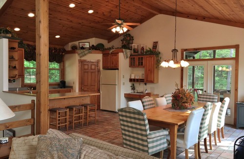 The Galena Territory House | BIG 5BR/5.5BA all ensuite baths, Hot Tub, Screen Porch.