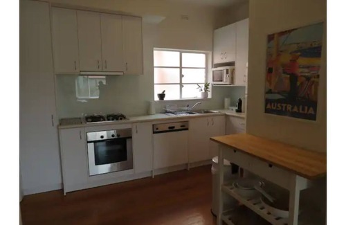 Middle Park Apartment | Big A1 Art Deco Apt. + stunning city & beach views