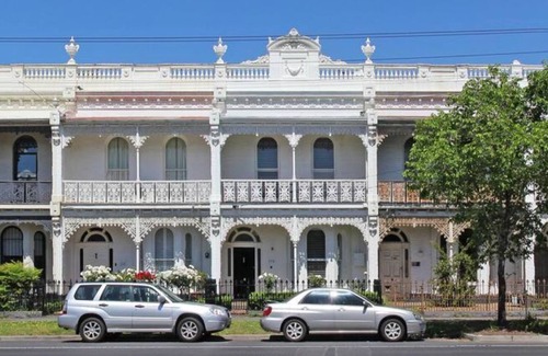 Middle Park Apartment | Big A1 Art Deco Apt. + stunning city & beach views