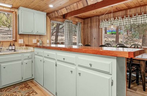 Whispering Forest House | Big Bear Moose House - Views of the Mountains! Foosball Table, Darts and Streaming!