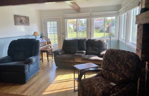 Williamsville House | Big & Cozy 3-bedroom House with Driveway, Huge TV & Fireplace in Buffalo Suburbs