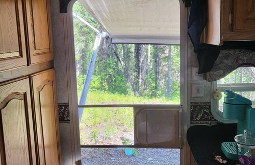 Willow House | Big, cozy camper for 8 in quiet and beautiful Willow, AK with AC and hot tub.