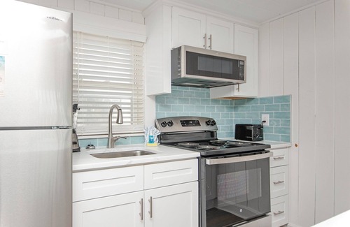 Crescent Beach House | Big dog friendly*Outdr Shower*1 blk to beach