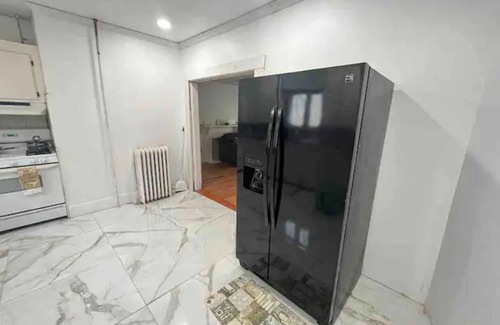 Everett House | “Big Groups” Lovely Spacious Cozy Home