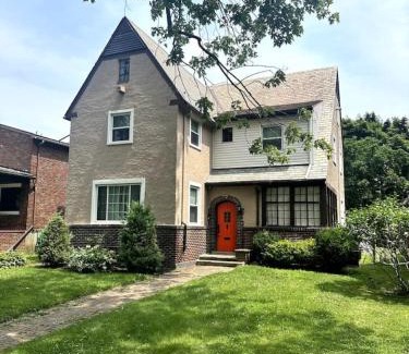 Downtown Niagara Falls House | Big Historic Home Air Conditioning Parking