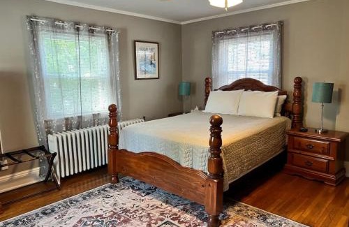 Downtown Niagara Falls House | Big Historic Home Air Conditioning Parking