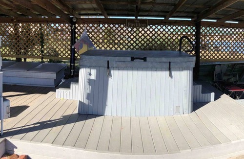 Donalsonville House | Big Home with Wifi, HotTub, Outdoor kitchen/dining area & dock on Lake Seminole