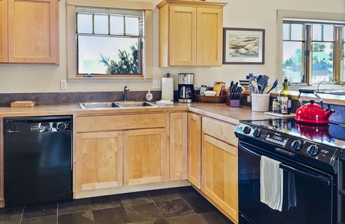 Sisters Condo | Big Mt View Condo View of the Mountains in Sisters, A/C, Gas Fireplace