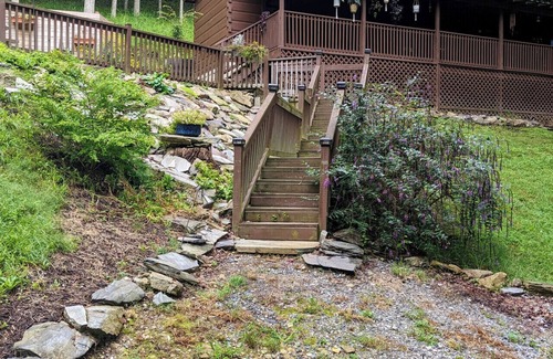 Marshall Cabin | Big Pine Hideaway, a 2 Bedroom Cabin with Hot-tub and A/C