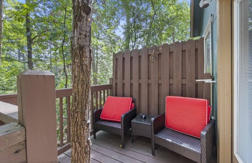 Eureka Springs Cottage | Big Pine Treehouse with Jacuzzi