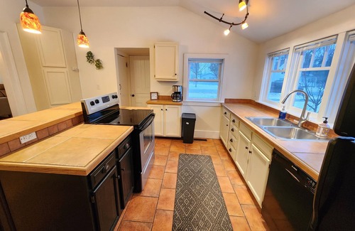 Big Rapids House | Big Rapids Convenient City Home