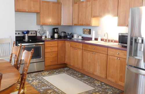 Alma House | Big River Suite - Spacious 2-level suite in Alma
