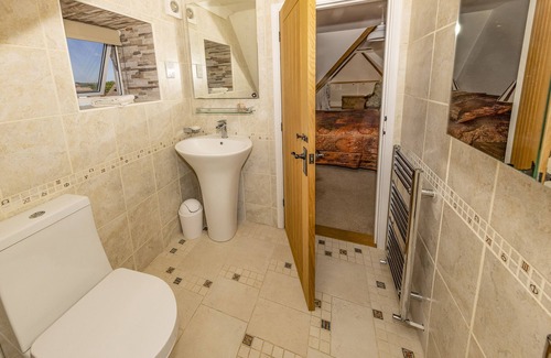 Bridport House | Big Sky-2 min walk Hive Beach Burton Bradstock . Parking Lg Gardens slps 10+ cot