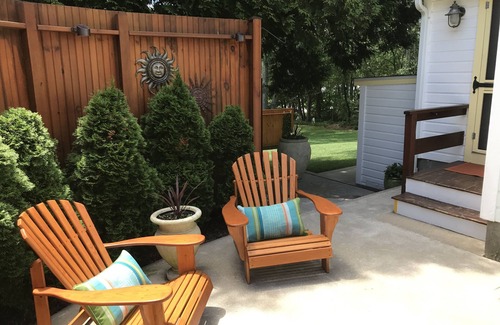 Westerly Cottage | Big Style in tiny house - 2 miles to the Beach