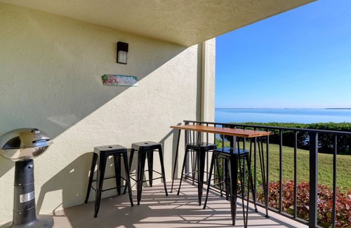 Tierra Verde Condo | BIG water view! UPDATED! Private pool, hot tub. gym, 3 min to Ft. DeSoto BEACH