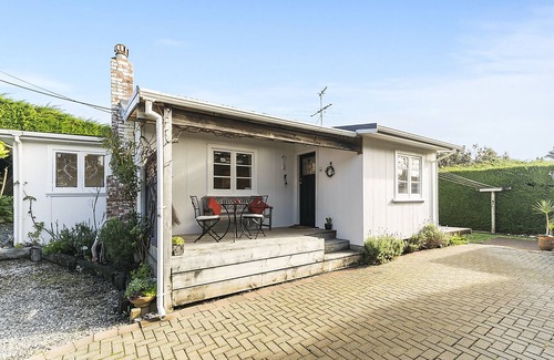 Waikanae Cottage | BIJOUX - WAIKANAE BEACH COTTAGE, family friendly in Waikanae Beach