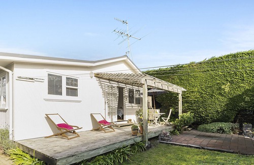 Waikanae Cottage | BIJOUX - WAIKANAE BEACH COTTAGE, family friendly in Waikanae Beach