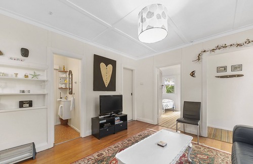 Waikanae Cottage | BIJOUX - WAIKANAE BEACH COTTAGE, family friendly in Waikanae Beach