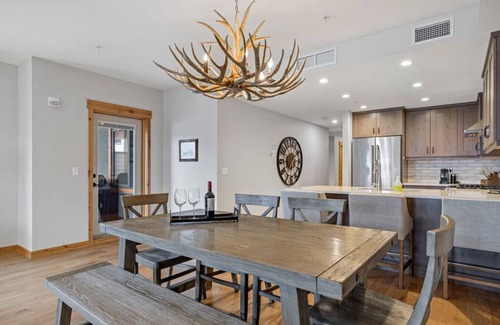 Canmore Apartment | Bikes and Views | Perfect Mountain Retreat