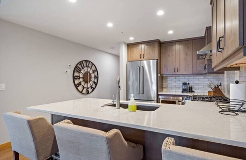 Canmore Apartment | Bikes and Views | Perfect Mountain Retreat