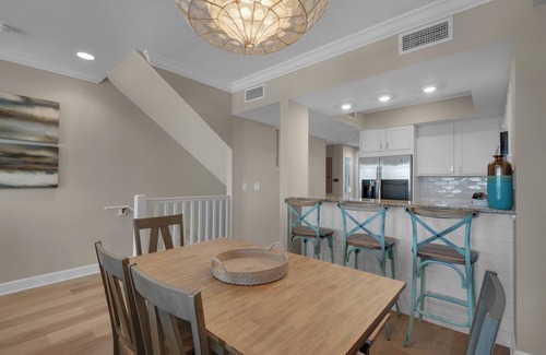 Navarre Beach Condo | Bikini Bottom | 🌊 Gulf-Front Townhome + Pool + Garage + Pet Friendly 🐾
