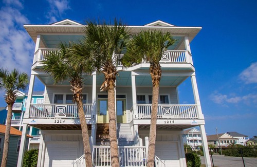 Wilmington Beach House | Bikini's & Martini's by Sea Scape Properties