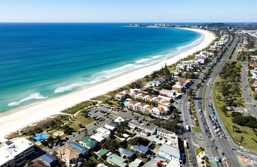 Bilinga Apartment | BILINGA GARDENS, UNIT 7 - Simple unit right on Bilinga Beachfront