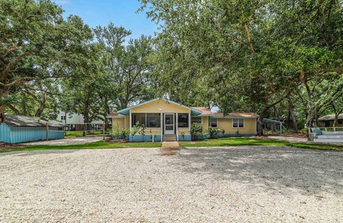 Orange Beach Cottage | BILL FISH COTTAGE-LARGE GROUPS, FAMILY REUNION, BALL TEAMS- ALL WELCOME!!!!