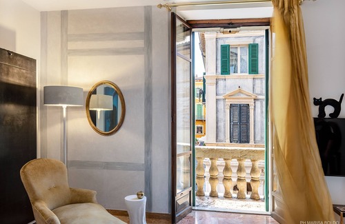 Citta Antica Apartment | Billie's Flat RED - art & design apt in Verona historic centre
