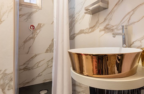 Citta Antica Apartment | Billie's Flat RED - art & design apt in Verona historic centre