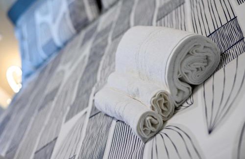 Seriate Apartment | Bilocale Chic, 10 min Aeroporto Milano-Bergamo, BOX AUTO e ARIA CONDIZIONATA