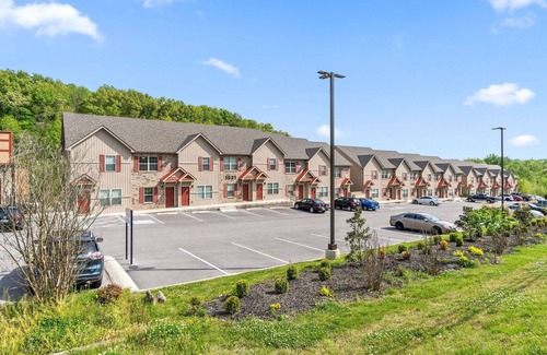 Clarksville Apartment | Biltmore Luxury 1517 #2 Townhomes l 2Bd 2 Bth