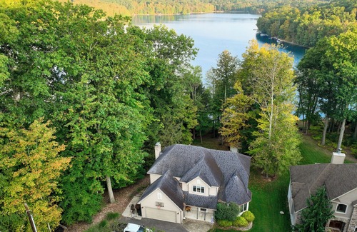 Treasure Lake House | Bimini Lakeside Retreat sleeps 14 with amenities galore! Hot Tub/Fire pit/Kayaks