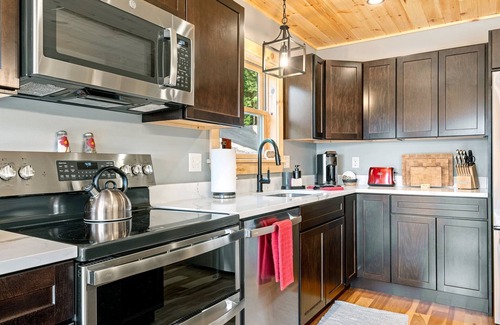 Bryant Pond Cabin | Birch Mountain Cabin| EV Charger-Slps12! HotTub!