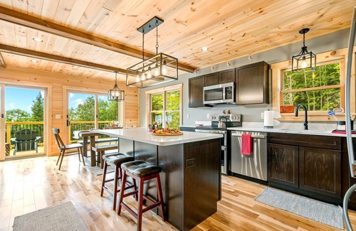 Bryant Pond Cabin | Birch Mountain Cabin| EV Charger-Slps12! HotTub!